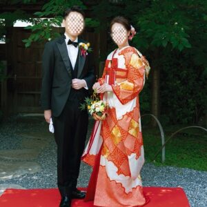 朱赤のリメイク振袖を着た花嫁